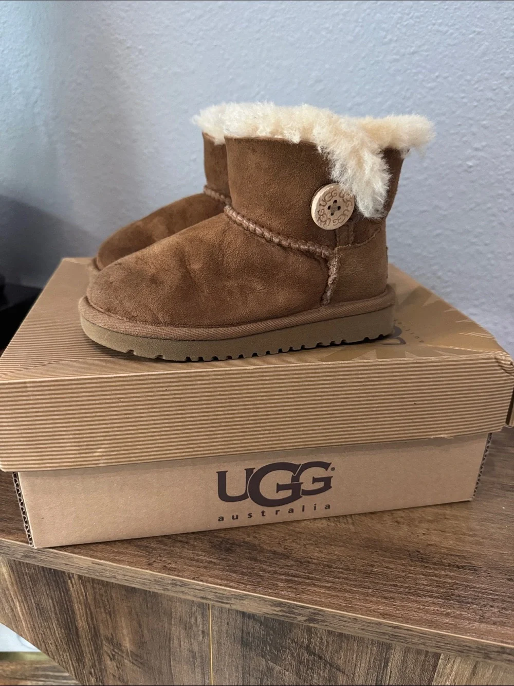 Kids UGG mini Bailey Button boot